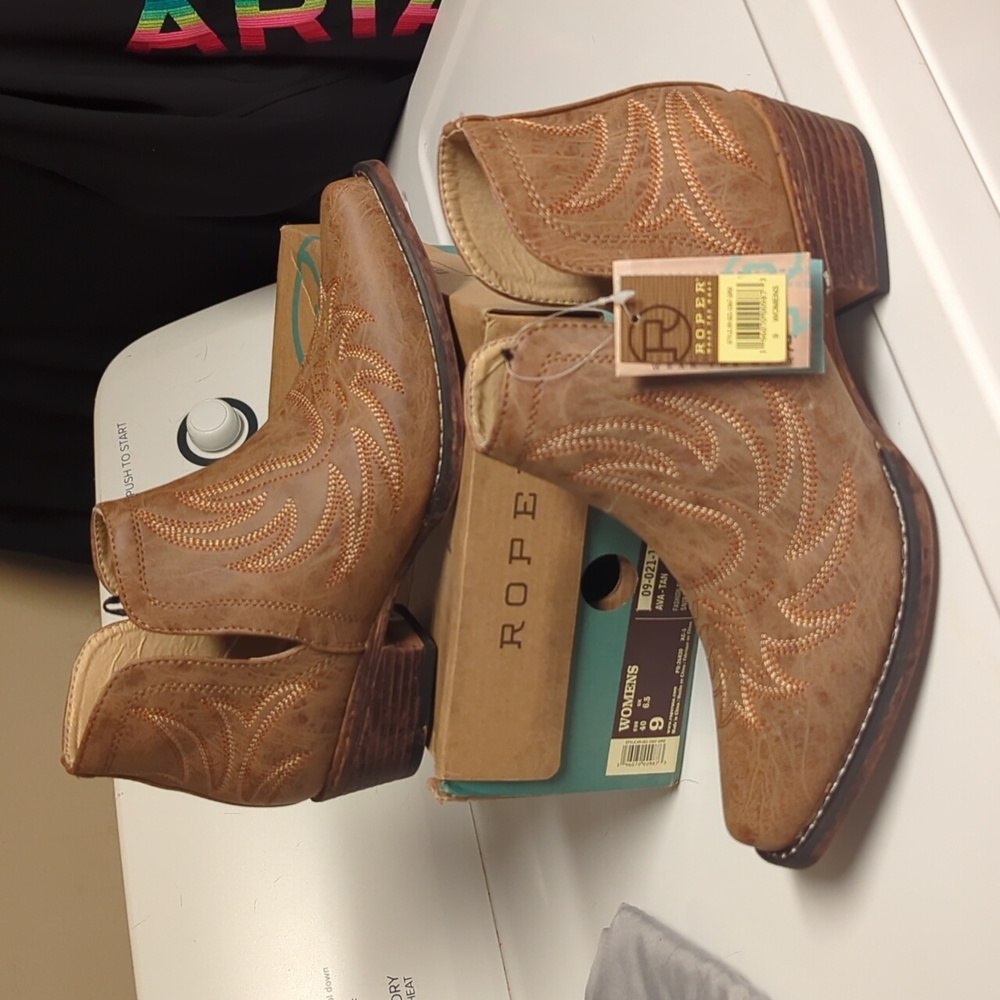 Roper women tan faux leather Cowgirl boots